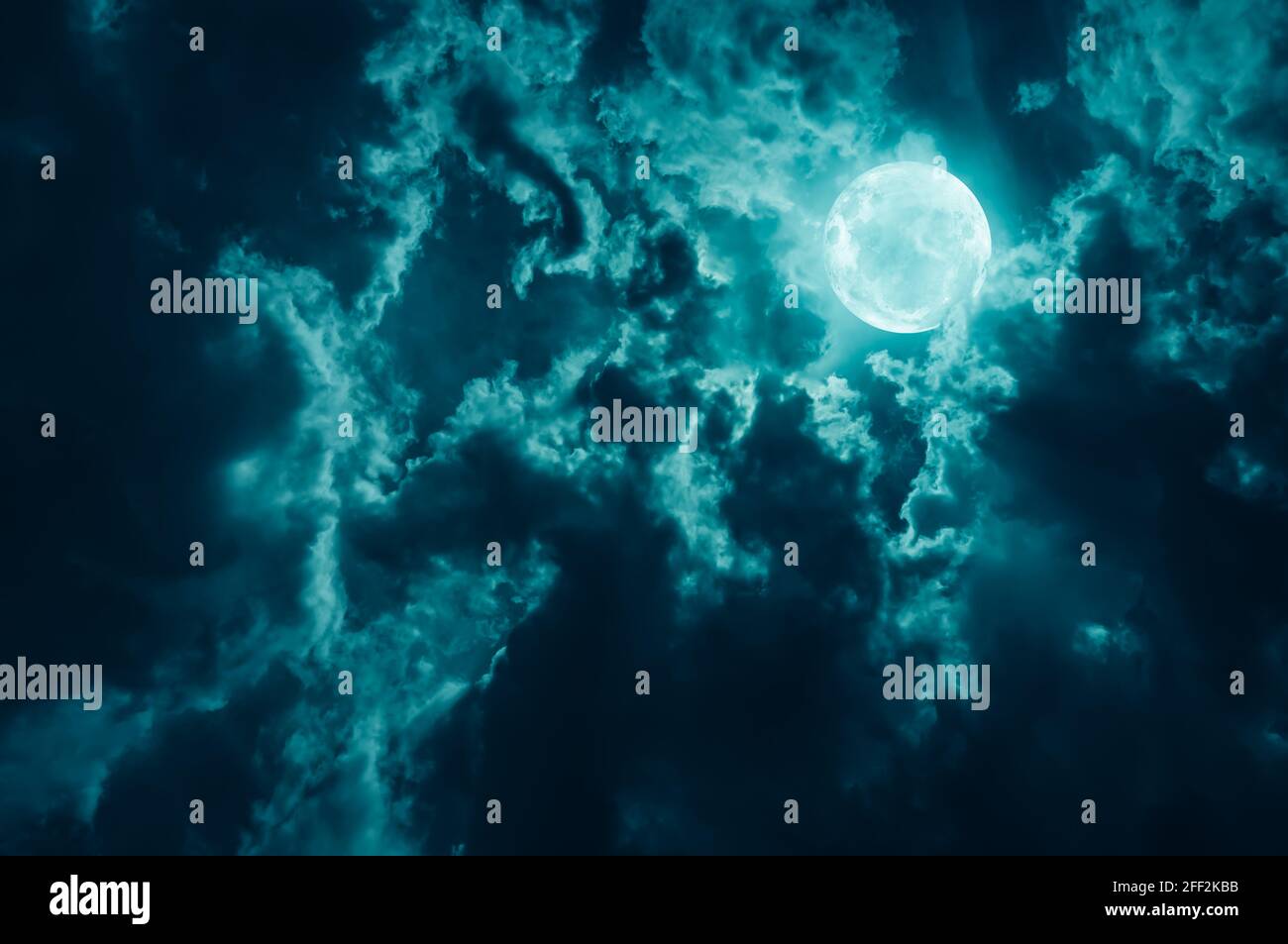 Paysage de ciel avec des nuages sombres la nuit. Magnifique pleine lune derrière nuageux avec clair de lune, sérénité nature fond. La lune prise avec mon o Banque D'Images