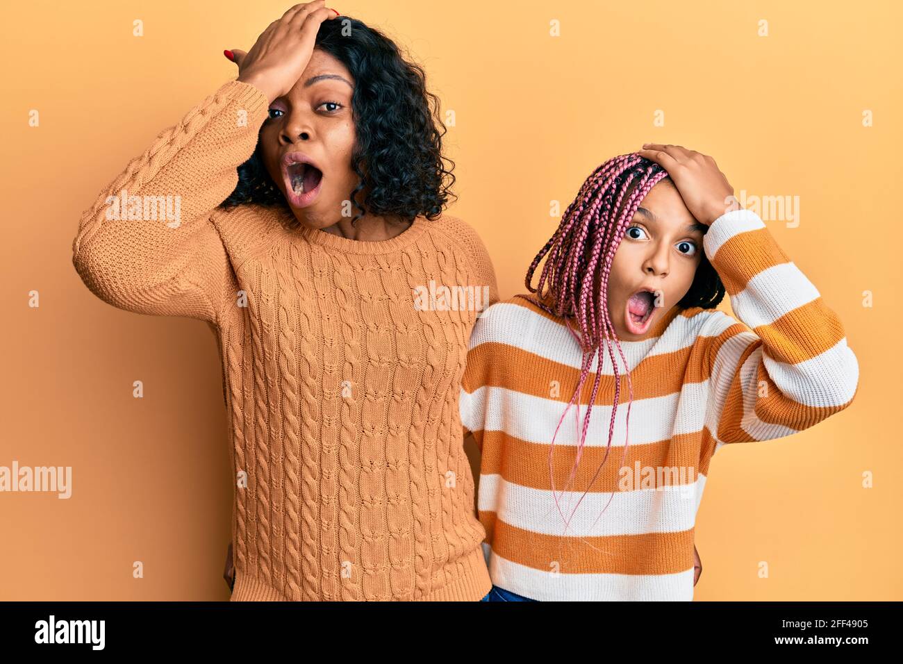 Belle mère africaine américaine et fille portant la laine hiver chandail surpris avec la main sur la tête pour l'erreur, rappelez-vous erreur. oublié, mauvais mémoire Banque D'Images Belle mère africaine américaine et fille portant la laine hiver chandail surpris avec la main sur la tête pour l'erreur, rappelez-vous erreur. oublié, mauvais mémoire Banque D'Images
