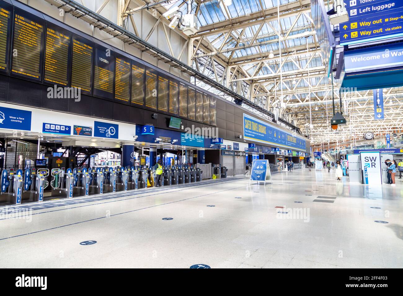 18 avril 2021 - Londres, Royaume-Uni, vide Waterloo Station concourse pendant les premières étapes de l'assouplissement du confinement en cas de pandémie du coronavirus Banque D'Images