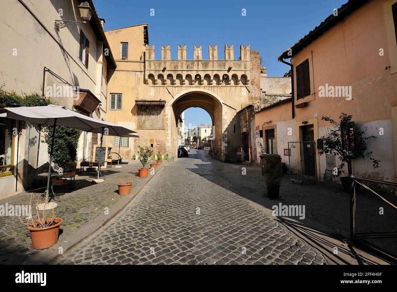 Italie, Rome, Trastevere, porte Porta Settimiana, rue pavée Banque D'Images