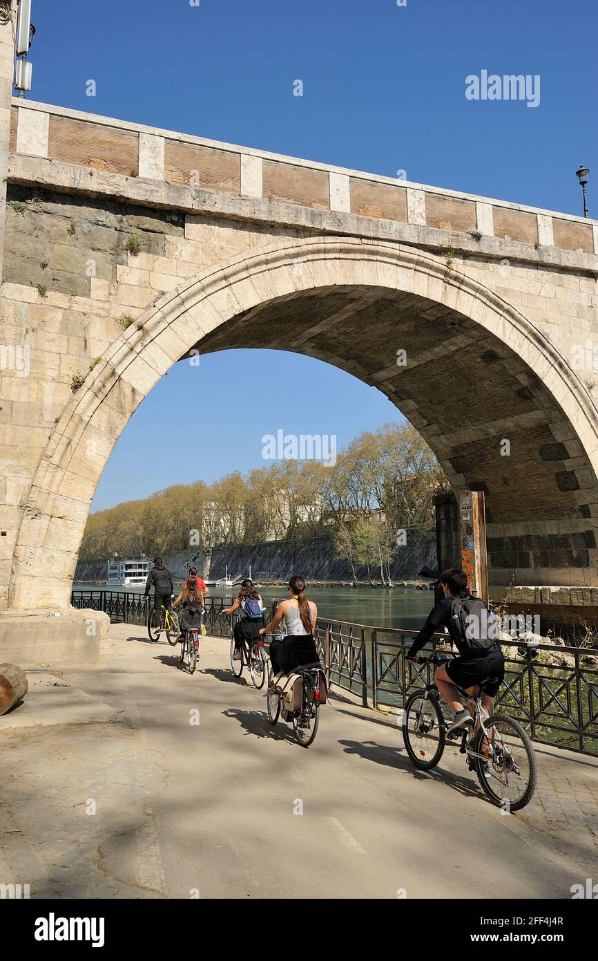Italie, Rome, Tibre, pont Ponte Sisto, vélos Banque D'Images