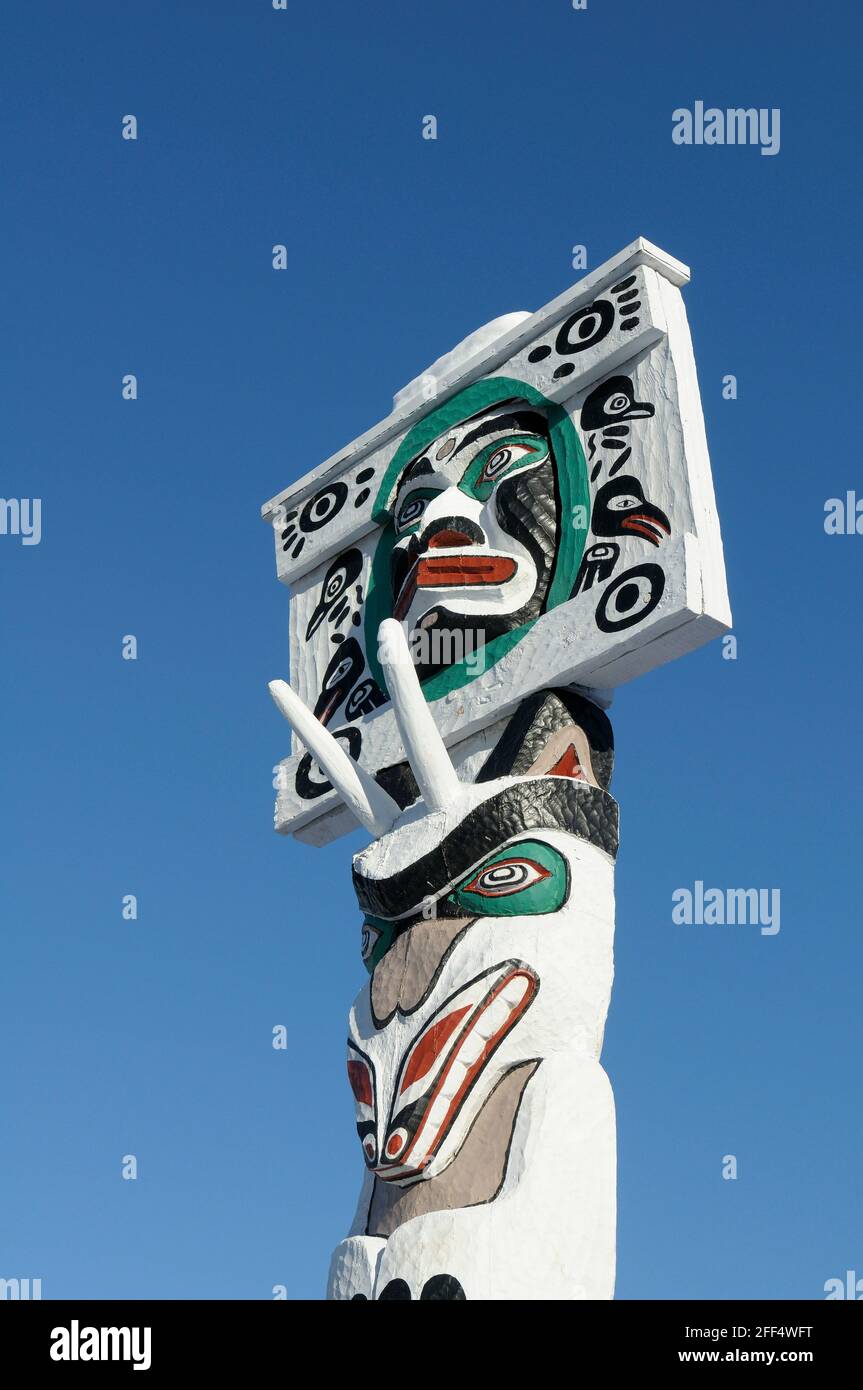Lune avec esprit humain face au-dessus de la Chèvre de montagne au-dessus  de porter Holding Royal totem par Simon Charlie, Duncan, île de Vancouver  Photo Stock - Alamy