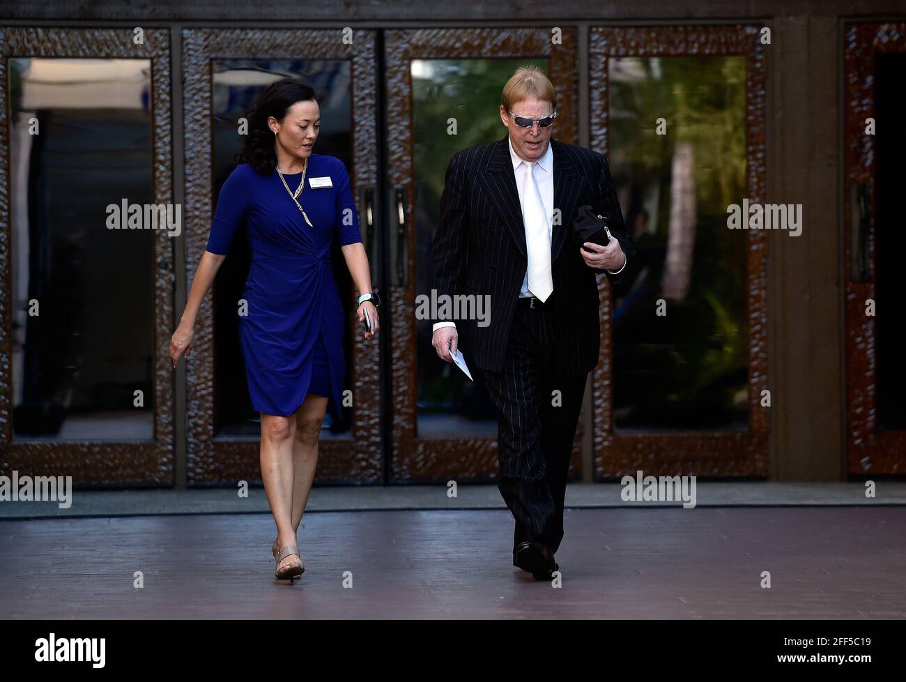 Las Vegas, Nevada, États-Unis. 3 juin 2016. Mark Davis (R), propriétaire des Raiders d'Oakland, arrive au Gridiron Greats Hall of Fame pour le dîner d'initiation à l'hôtel-casino de Silverton, le 3 juin 2016, à Las Vegas, Nevada crédit : David Becker/ZUMA Wire/Alay Live News Banque D'Images