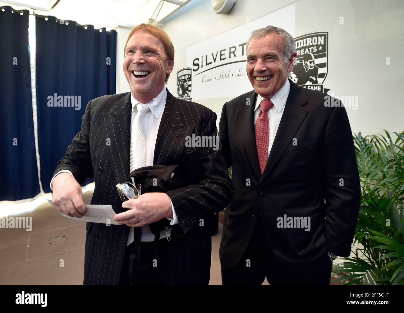 Las Vegas, Nevada, États-Unis. 3 juin 2016. Mark Davis (L), propriétaire des Raiders d'Oakland, propriétaire d'hôtel-casino de Silverton et président et président de Majestic Realty Co. Edward Roski arrive au Gridiron Greats Hall of Fame dîner d'initiation à l'hôtel-casino de Silverton, le 3 juin 2016, à Las Vegas, Nevada crédit: David Becker/ZUMA Wire/Alay Live News Banque D'Images