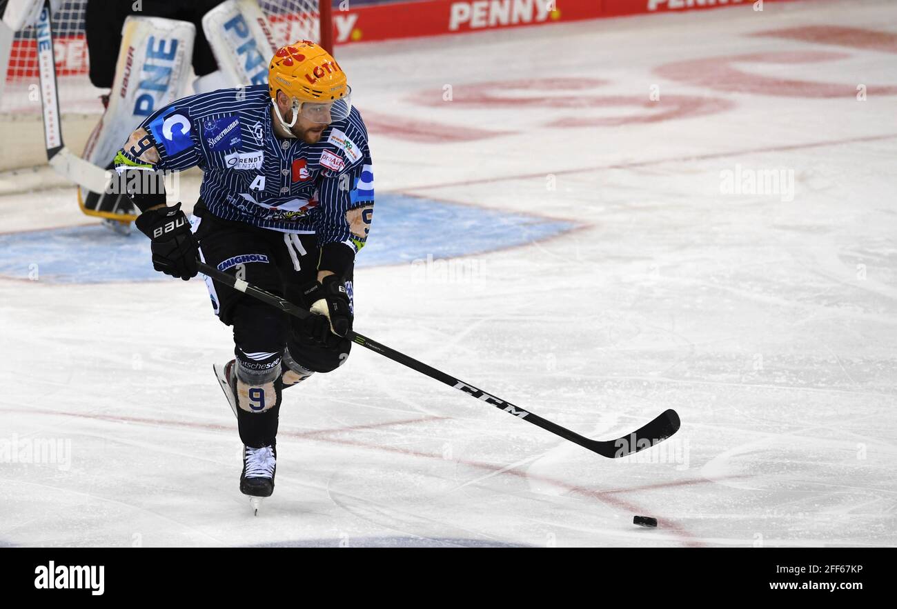 Bremerhaven, Allemagne. 24 avril 2021. Hockey sur glace: DEL, Pinguins Bremerhaven - Grizzlies Wolfsburg, championnat, quarts de finale, match 3. Jan Urbas de Bremerhaven sur le palet. Crédit : Carmen Jaspersen/dpa/Alay Live News Banque D'Images