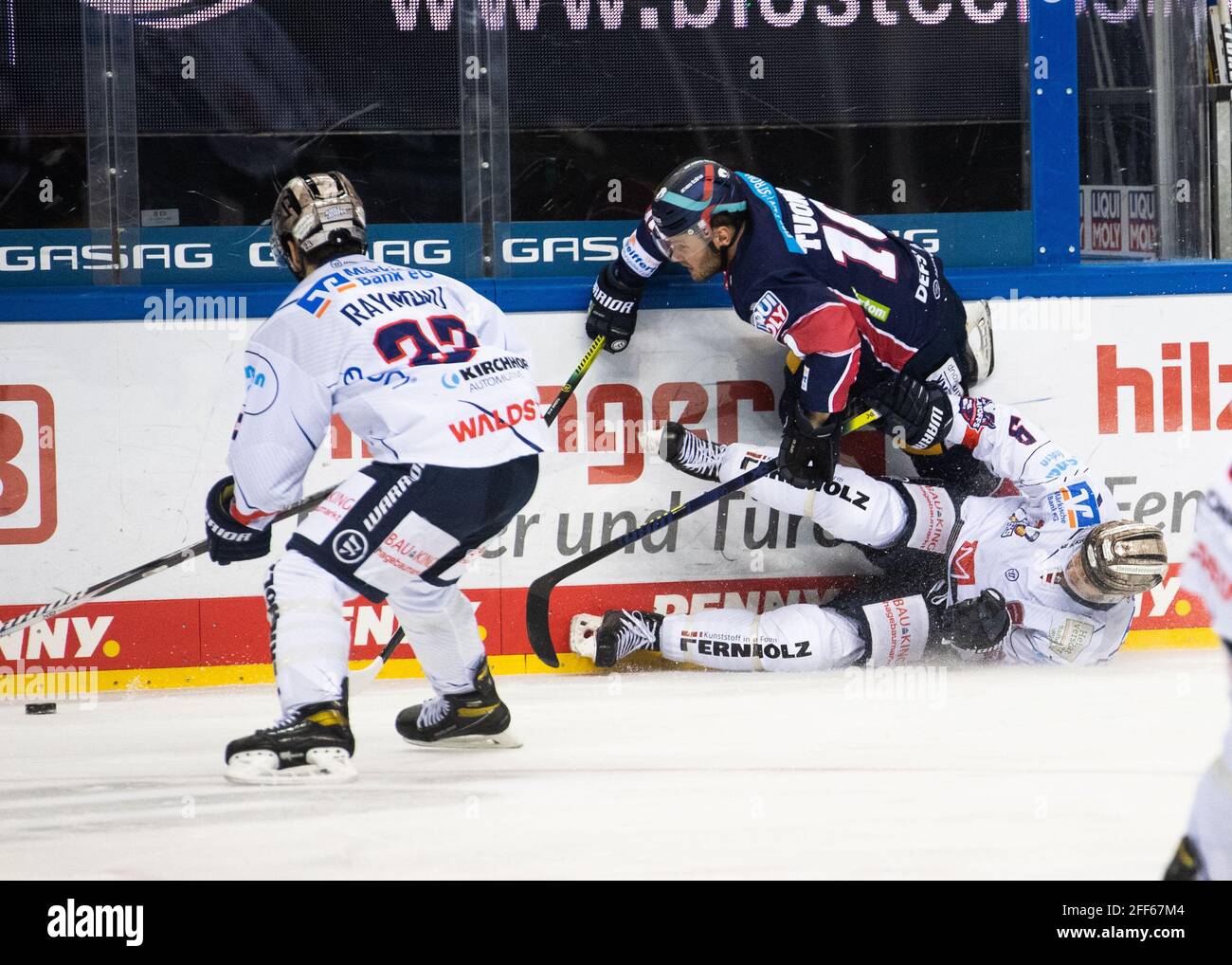 Berlin, Allemagne. 24 avril 2021. Hockey sur glace: DEL, Eisbären Berlin - Iserlohn Roosters, championnat, quarts de finale, match 3, Mercedes-Benz Arena. Parker Tuomie de Berlin (o) survole Brent Raedeke d'Iserlohn, Bobby Raymond d'Iserlohn sur la gauche. Credit: Christophe bateau/dpa/Alay Live News Banque D'Images