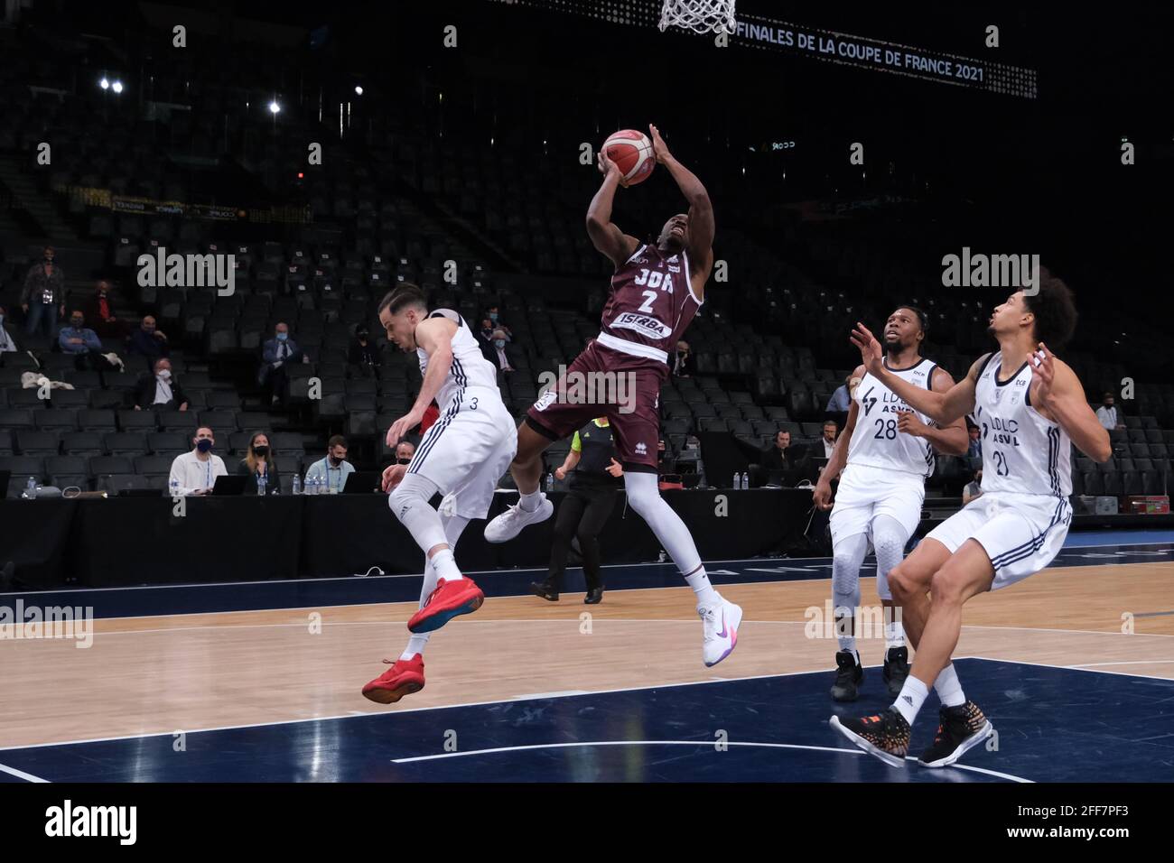 Levallois, hauts de Seine, France. 24 avril 2021. JARON JOHNSON (USA) petit avant de Dijon en action pendant la coupe française de basketball entre Dijon et Lyon-Villeurbanne ASVEL LDLC (équipe Tony Parker) à AccorHotels Arena Stadium - Paris France crédit: Pierre Stevenin/ZUMA Wire/Alay Live News Banque D'Images