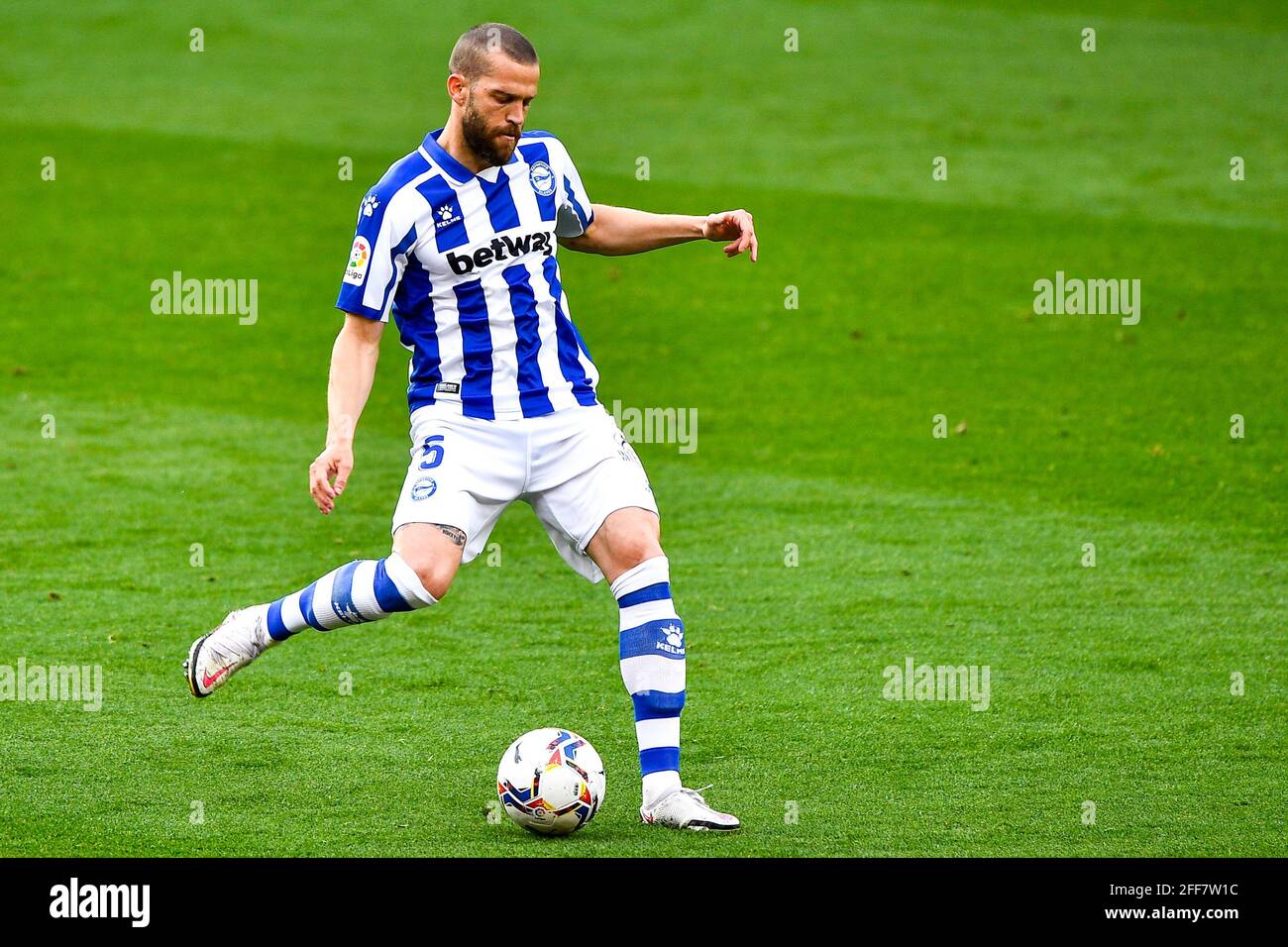 VALENCE, ESPAGNE - AVRIL 24: Víctor Laguardia Cisneros de Deportivo Alaves pendant le match de la Liga entre Valencia CF et Deportivo Alaves à Estadio Banque D'Images