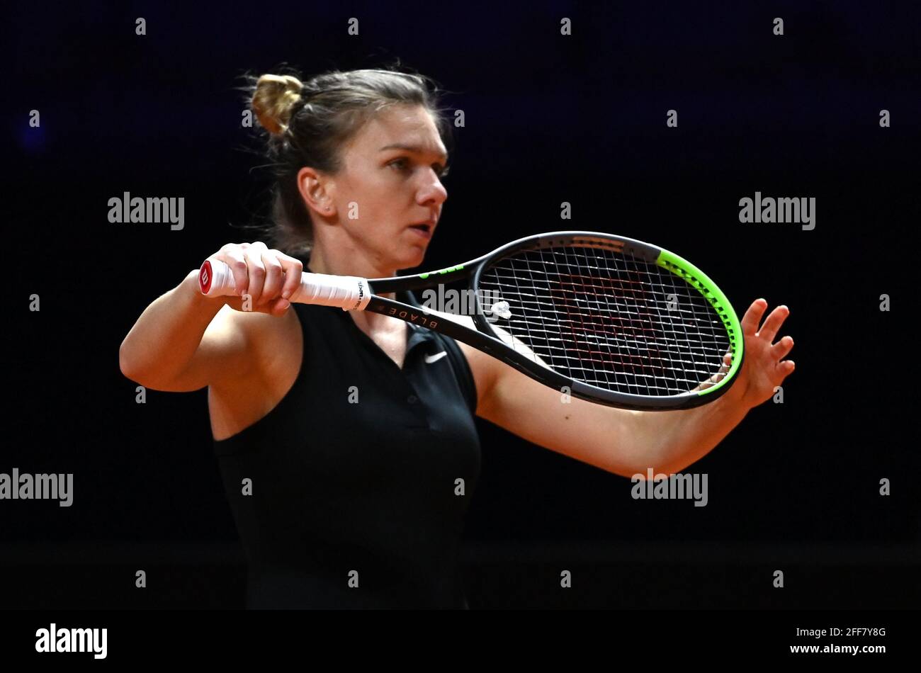 Stuttgart, Allemagne. 24 avril 2021. Tennis: WTA Tour - Stuttgart, singles,  femmes, demi-finales à Porsche Arena: A. Sabalenka (Bélarus) - S. Halep  (Roumanie). Simona Halep montre sa raquette. Credit: Marijan  Murat/dpa/Alamy Live