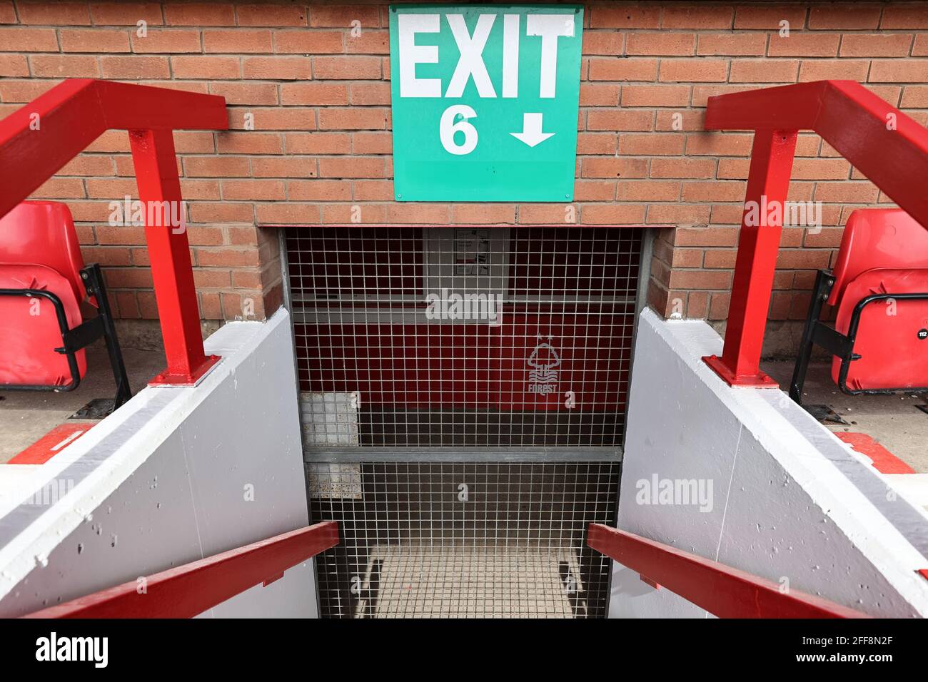 NOTTINGHAM, ANGLETERRE. 24 AVRIL. Des escrime en mesh fermant le hall sont visibles avant le match de championnat Sky Bet entre Nottingham Forest et Stoke City au City Ground, à Nottingham, le samedi 24 avril 2021. (Crédit : James HolyOak | MI News) crédit : MI News & Sport /Alay Live News Banque D'Images