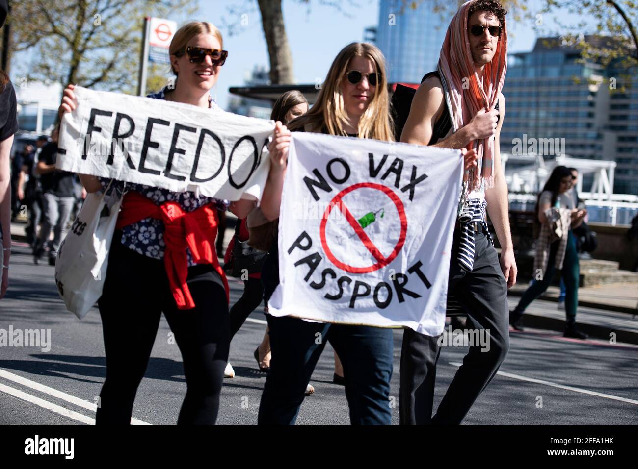 Londres, Royaume-Uni. 24 avril 2021. Manifestation "Unite for Freedom" contre les passeports pour vaccins détenus à Londres Credit: Loredana Sangiuliano/Alay Live News Banque D'Images