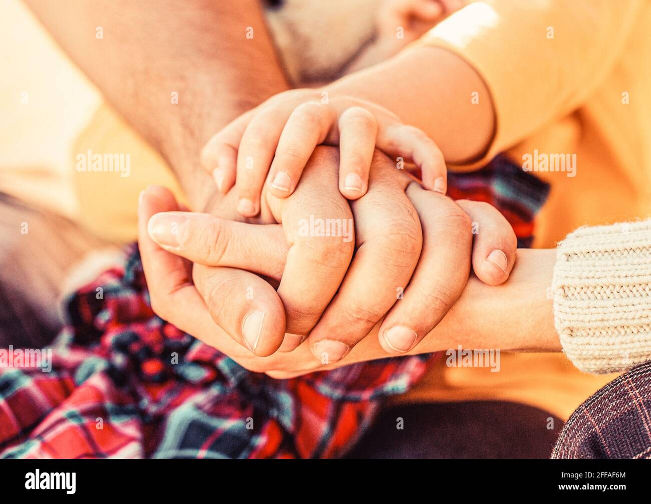 Mains Du Pere De La Mere Garder La Main Petit Bebe Les Parents Tiennent Les Mains Du Bebe Gros Plan De La Main De Bebe Dans Les Mains Des Parents Concept D Unite