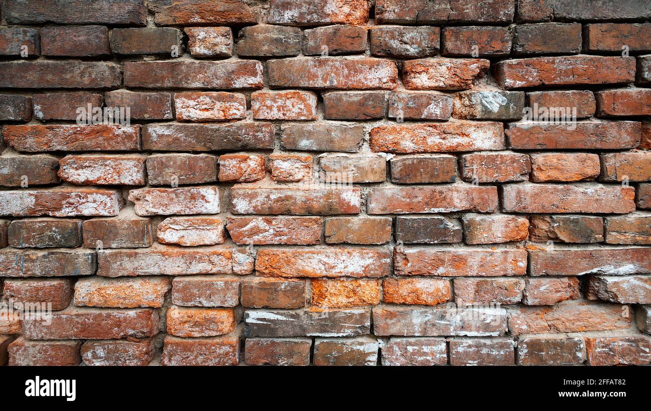 Fond de mur de brique rouge, texture de mur de brique rouge grunge fond avec des coins détexturés à la conception intérieure Banque D'Images