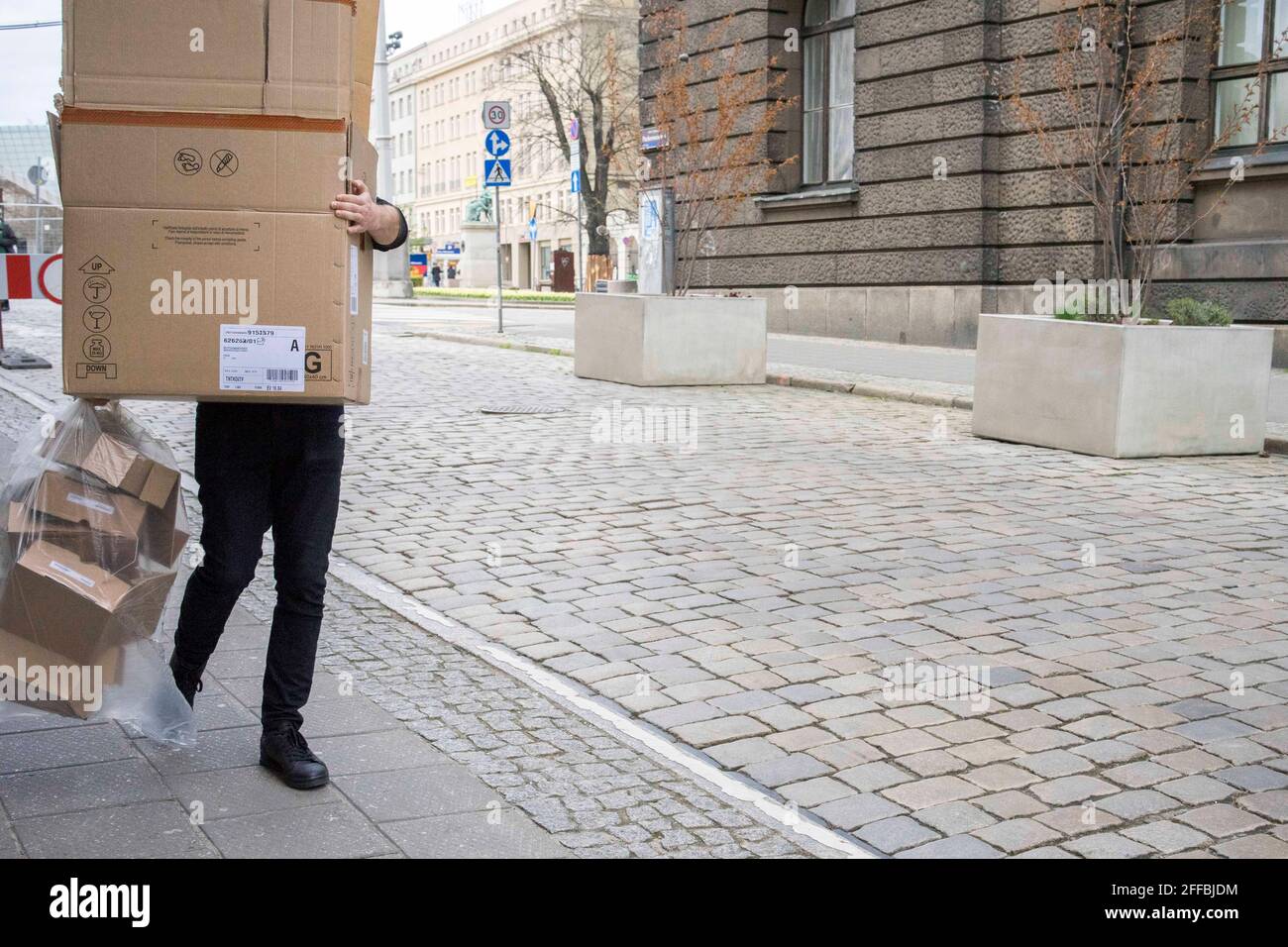 Poznan, Wielkopolska, Pologne. 24 avril 2021. La marche du samedi avril à Poznan pendant une pandémie. Sur l'image : l'homme transportant des boîtes en carton. Credit: Dawid Tatarkiewicz/ZUMA Wire/Alay Live News Banque D'Images