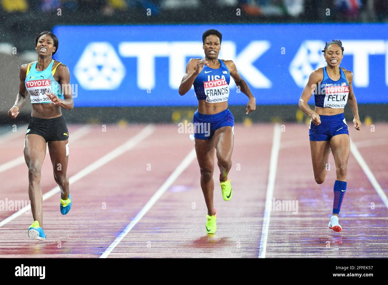 Phillys Francis (USA) remporte le 400m femmes, alonside Allyson Felix (USA) et Shaunae Miller-Uibo (Bahamas) - Championnats du monde IAAF, Londres 2017 Banque D'Images