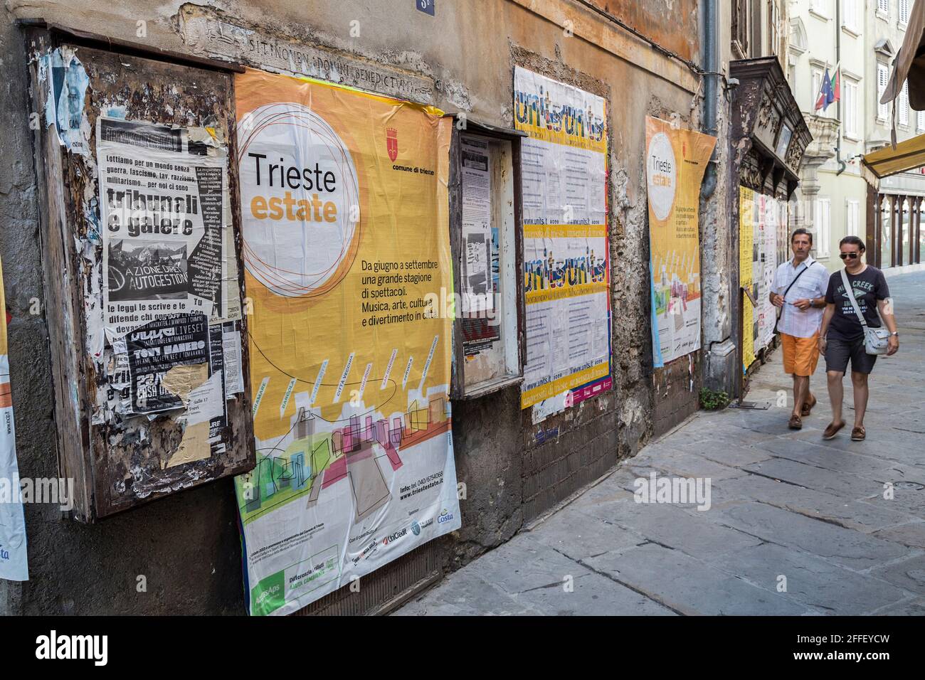 Affiches sur le mur dans la rue latérale, Trieste, Italie Banque D'Images