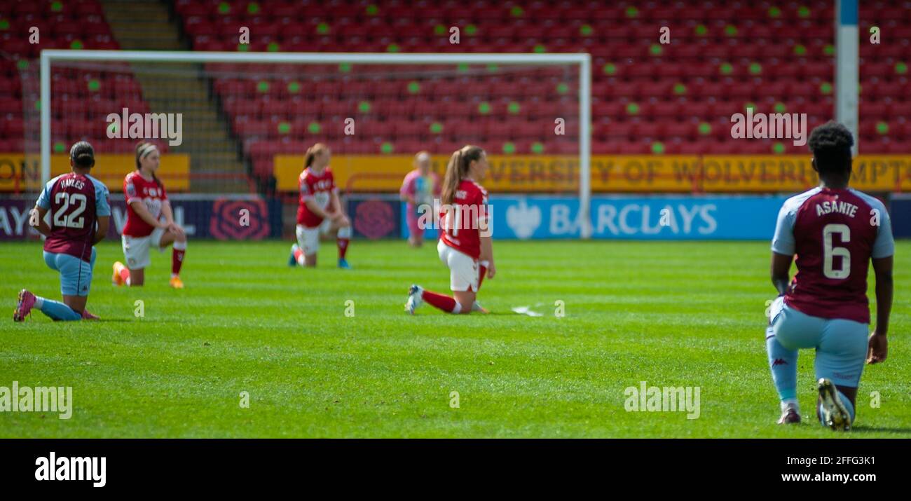 Walsall, Royaume-Uni. 24 avril 2021. Aston Villa Prenez le genou pendant le match de la Super League Womens entre Aston Villa et Bristol City au stade Bescott de Bank à Walsall, Angleterre crédit: SPP Sport Press photo. /Alamy Live News Banque D'Images