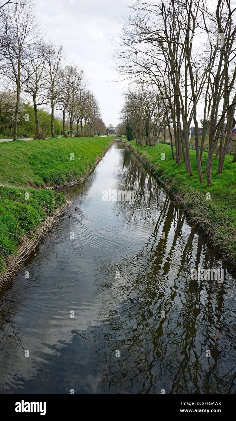 Unterrath, quartier au nord de Düsseldorf près de l'aéroport, la crique s'appelle « Kittelbach » le 2021 avril Banque D'Images