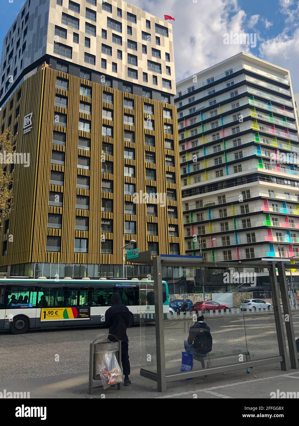 Bagnolet, France, construction de banlieue parisienne, scènes de rue, nouvelles Tours de logements étudiants, arrêt de bus RATP, projets de logements, logements de banlieue en France dépenses publiques en France Banque D'Images