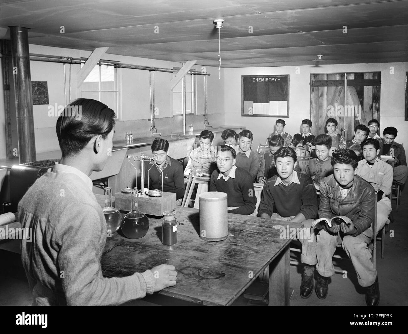Étudiants japonais-américains assis dans la classe de chimie, Manzanar Relocation Center, Californie, Etats-Unis, Ansel Adams, Collection Manzanar War Relocation Centre, 1943 Banque D'Images