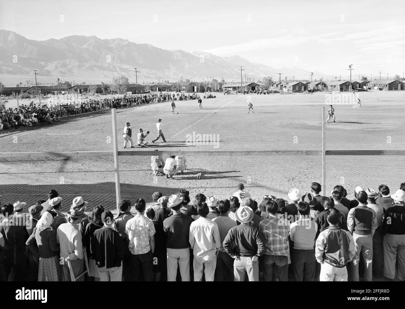 Match de baseball, Manzanar Relocation Center, Californie, États-Unis, Ansel Adams, Collection Manzanar War Relocation Centre, 1943 Banque D'Images