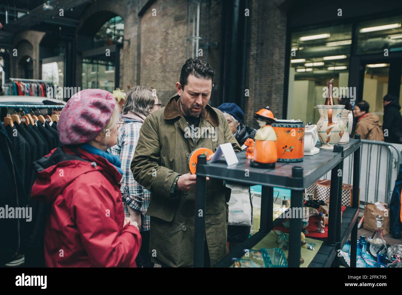 Londres/Royaume-Uni - 29 avril 2018 : Vente de bottes Classic car par Vintage. Festival rétro où les gens vendent leurs vêtements vintage et d'autres produits à partir de bijoux Banque D'Images