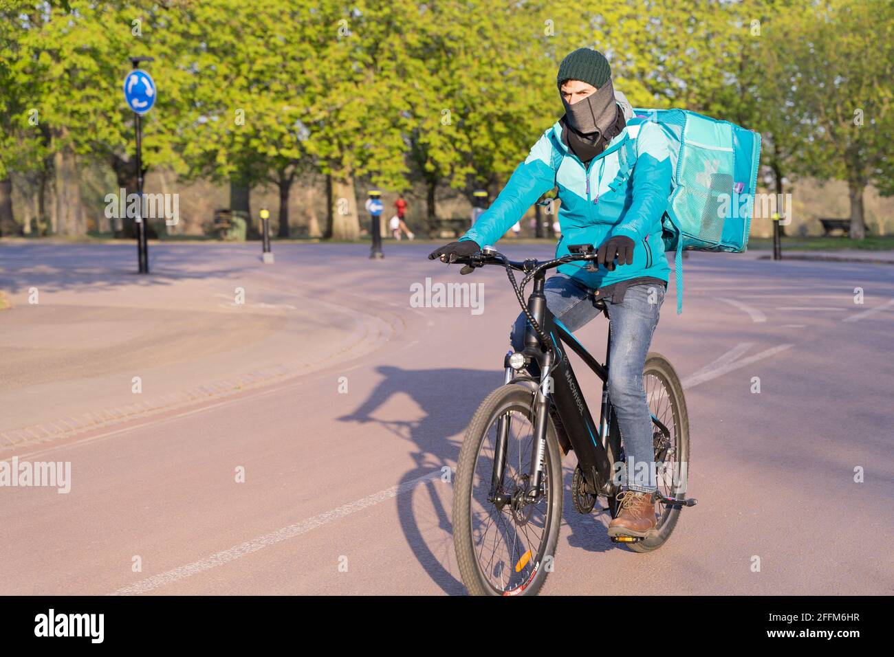 Un homme dans la veste Deliveroo et le sac de dos sur le vélo livrant des  plats à emporter, de la nourriture, des repas à travers Londres,  Grande-Bretagne Photo Stock - Alamy