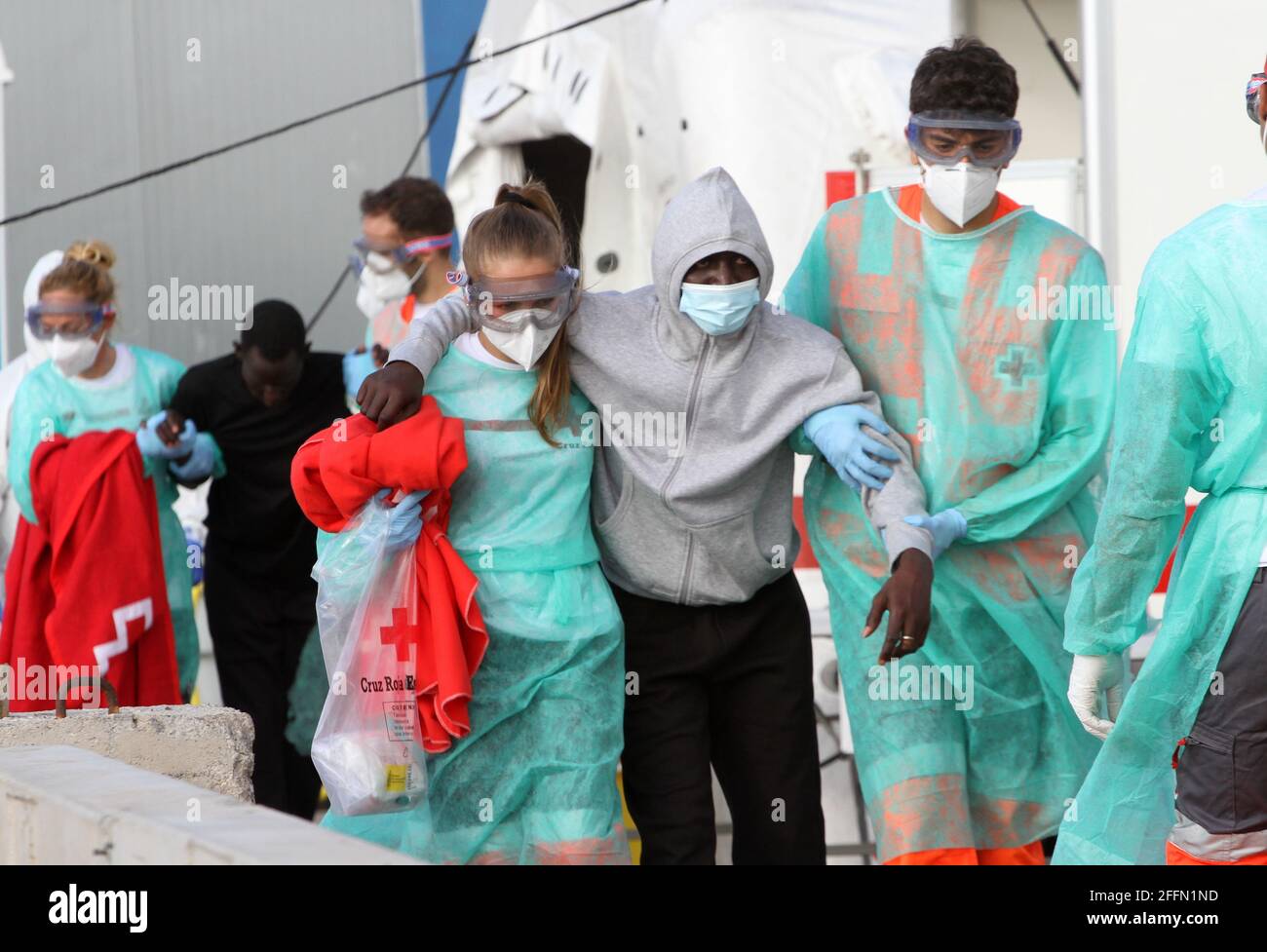 Espagne. 23 avril 2021. 51 immigrants ont été soignés dans le port de Los Cristianos, plus de 10 ont été transférés dans des ambulances vers des hôpitaux dans un état critique, ils ont été sauvés par le sauvetage maritime. (Photo de Mercedes Menendez/Pacific Press/Sipa USA) crédit: SIPA USA/Alay Live News Banque D'Images