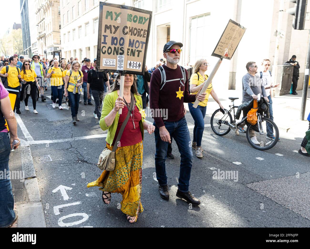 LONDRES, ROYAUME-UNI. 24 AVRIL : les manifestants descendent dans les rues de l'autre côté de la capitale pour une manifestation anti-Lockdown à Londres le samedi 24 avril 2021. (Credit: Tejas Sandhu | MI News) Credit: MI News & Sport /Alay Live News Banque D'Images