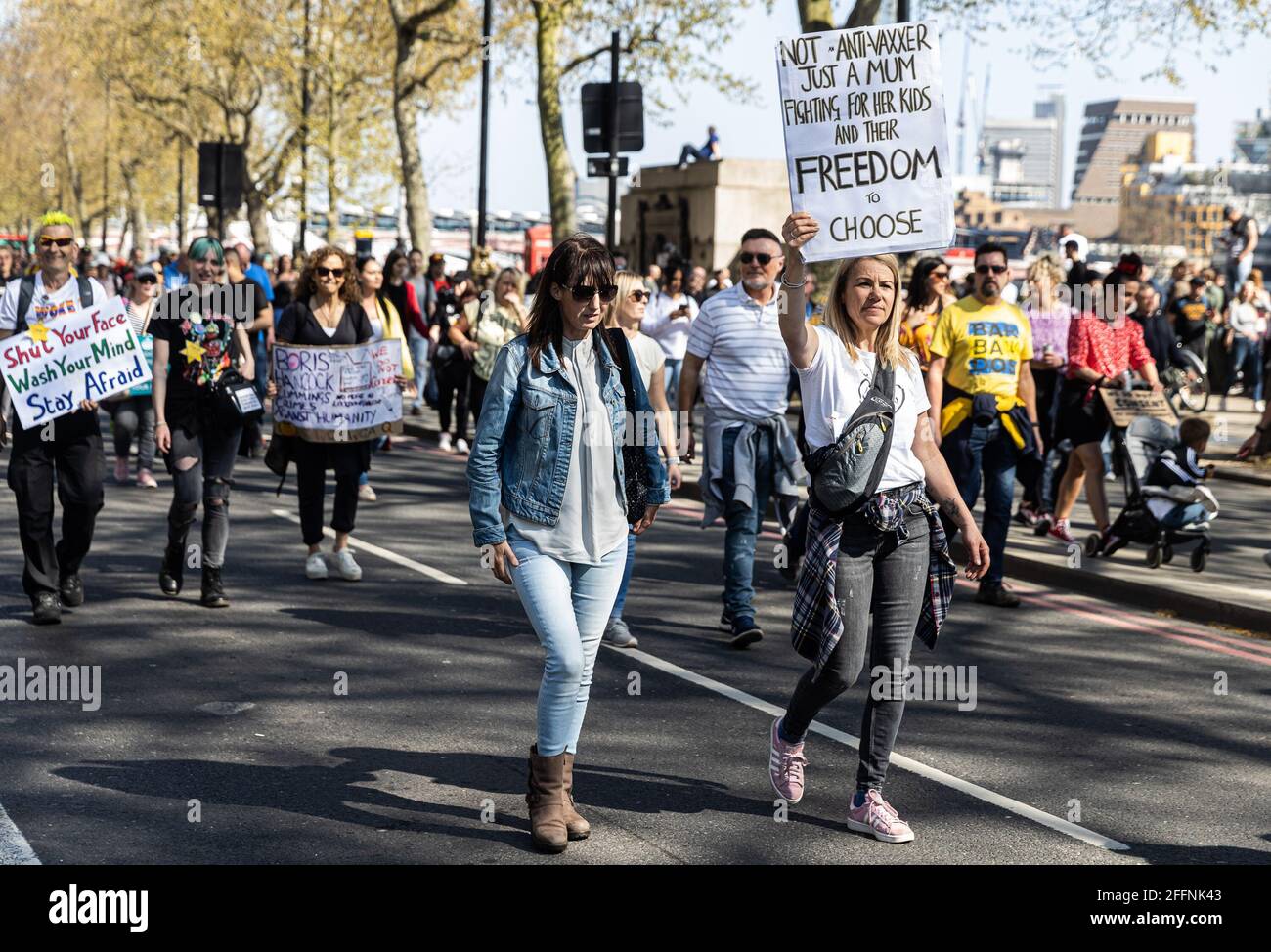 LONDRES, ROYAUME-UNI. 24 AVRIL : les manifestants descendent dans les rues de l'autre côté de la capitale pour une manifestation anti-Lockdown à Londres le samedi 24 avril 2021. (Credit: Tejas Sandhu | MI News) Credit: MI News & Sport /Alay Live News Banque D'Images