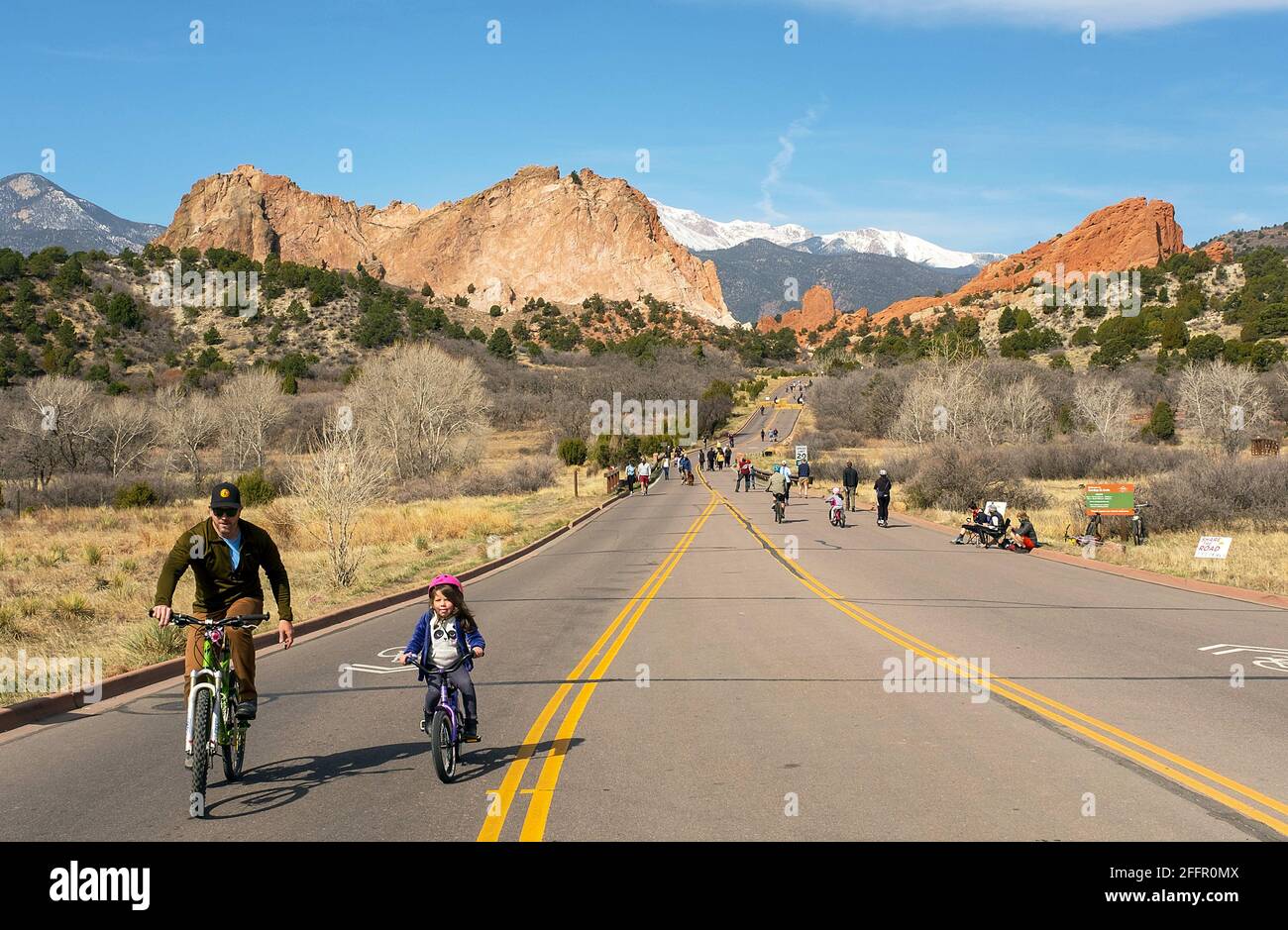 Colorado Springs, Colorado, États-Unis. 24 avril 2021 : chaque printemps, autour du jour de la Terre, le département des Parcs, des Loisirs et des Services culturels de Colorado Springs déclare une « matinée sans âme » dans le jardin des Dieux. Les routes sont laissées vides et les amoureux de la nature sont invités à profiter du parc totalement sous la puissance humaine. Colorado Springs, Colorado crédit: CAL Sport Media/Alay Live News Banque D'Images