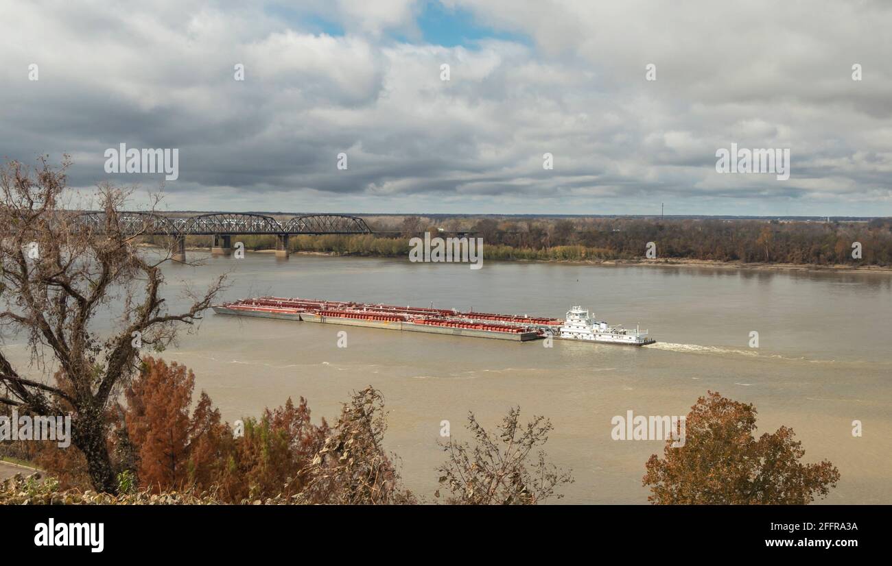 Le fleuve Mississippi à Vicksburg a des milliers de tonnes de grain passé en dessous de ses ponts Banque D'Images