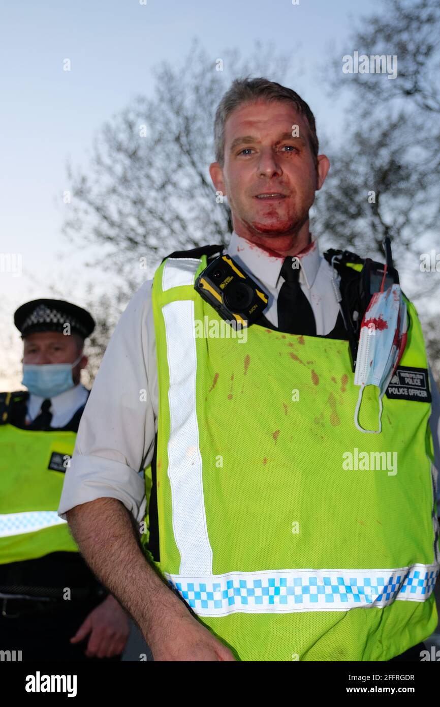 Londres, Royaume-Uni. 24 avril 2021. Londres, Royaume-Uni. 24 avril 2021. Les manifestants du stand Up X se réunissent dans le coin de Hyde Park pour protester contre le verrouillage imposé par le gouvernement et la vaccination complète par la mise en place de passeports sanitaires. Des milliers de manifestants ont défilé de Hyde Park Corner jusqu'à Parliament Square, puis ont refait le retour à Hyde Park où la journée s'est terminée par des affrontements avec la police, faisant 8 blessés. Crédit: Joao Daniel Pereira/Alay Live News. Banque D'Images