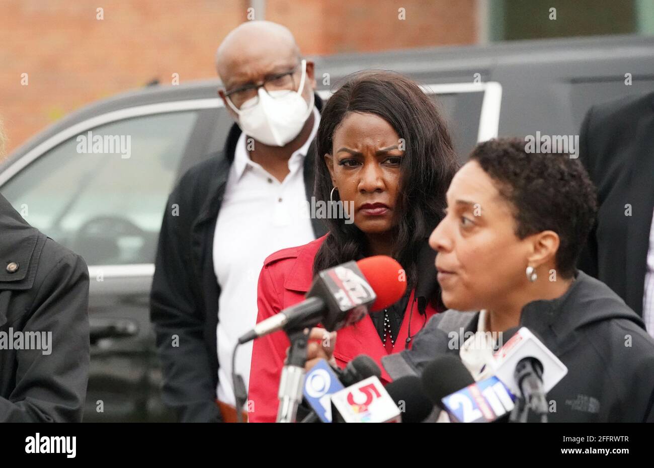 Le procureur du circuit de St. Louis, Kim Gardner, fait ses commentaires à titre de nouveau maire de St. Louis, M. Tishaura Jones, et de directeur de la sécurité publique, M. Dan Isom, après avoir visité l'institution de sécurité moyenne avec d'autres dirigeants politiques à St. Louis le samedi 24 avril 2021. L'installation, communément appelée « Workhouse », est la deuxième prison de la ville de Saint-Louis, construite en 1966 et a été incendiée en raison de conditions déplorables. Jones, qui a prêté serment comme maire le 20 avril 2021, s'est engagé à fermer les installations dans les 100 jours suivant son mandat. Photo de Bill Greenblatt/UPI Banque D'Images
