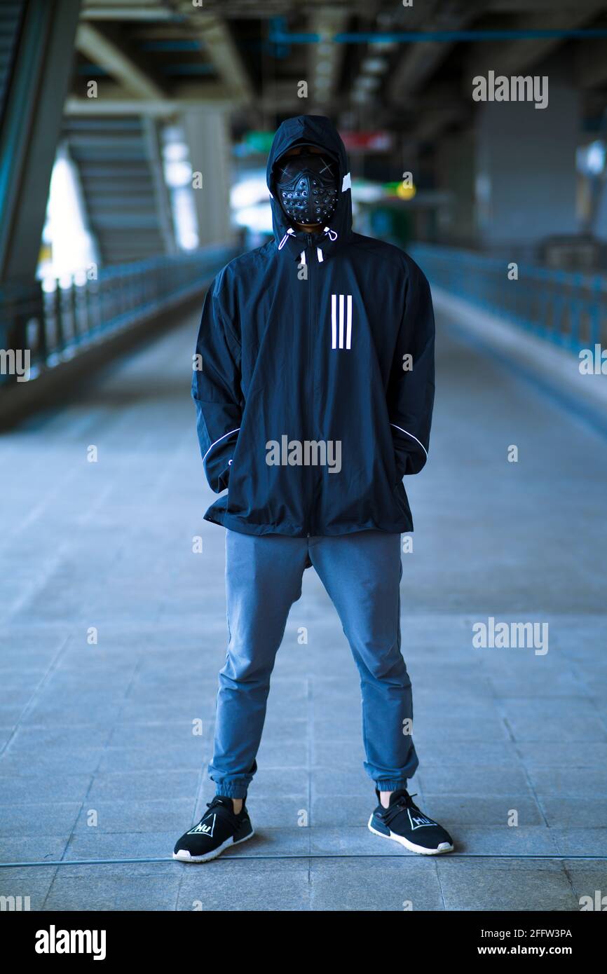 Masque noir clouté sur un homme vêtu de noir, pull à capuche Photo Stock -  Alamy