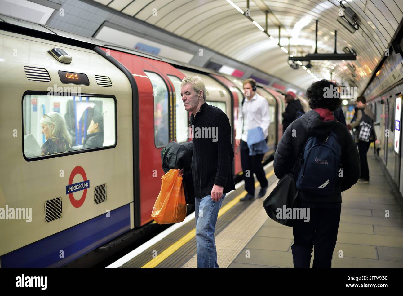Londres, Angleterre, Royaume-Uni. Passagers attendant l'arrivée d'un métro Central Line à la station Oxford Circus. Banque D'Images