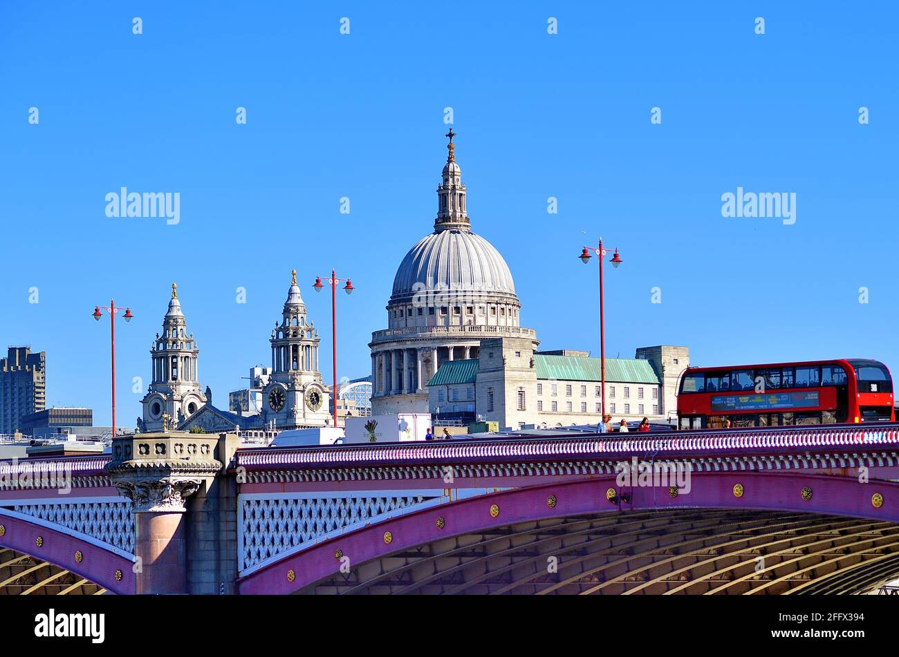 Londres, Angleterre, Royaume-Uni. Cathédrale Saint-Paul, chef-d'œuvre de Sir Christopher Wren au sommet de la colline de Ludgate, dominant la ligne d'horizon. Banque D'Images