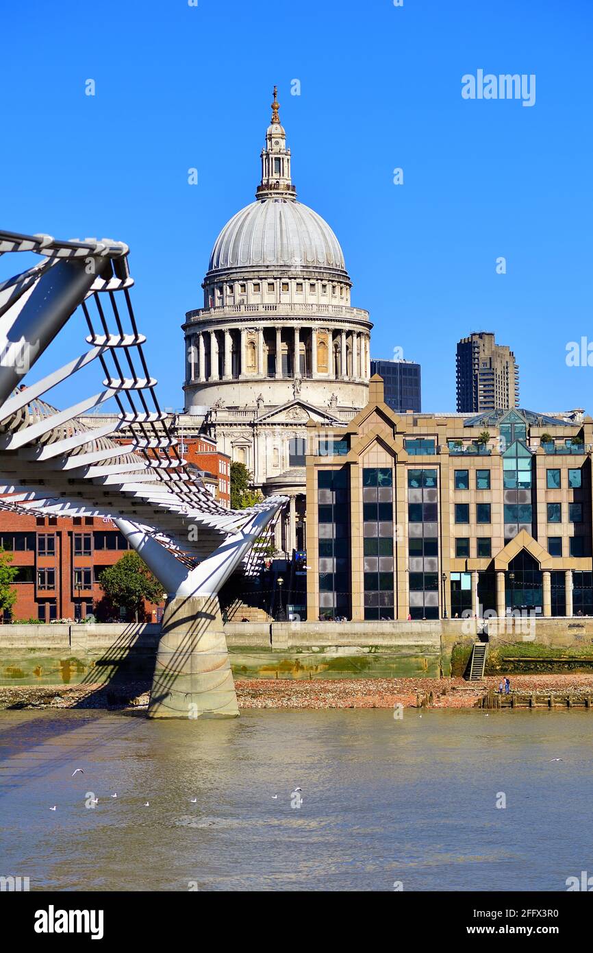 Londres, Angleterre, Royaume-Uni. Cathédrale Saint-Paul, chef-d'œuvre de Sir Christopher Wren au sommet de Ludgate Hill. Banque D'Images