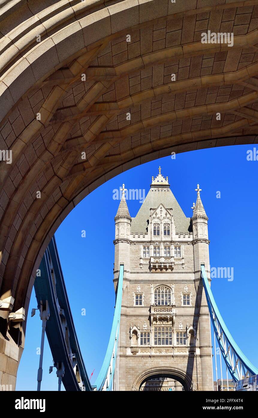 Londres, Angleterre, Royaume-Uni. L'une des deux tours emblématiques du Tower Bridge, vue par le portail d'entrée sud de Southwark menant au pont. Banque D'Images