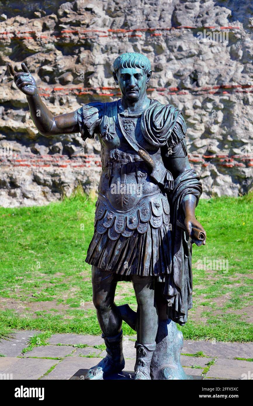 Londres, Angleterre, Royaume-Uni. Une statue que l'on croyait être de l'empereur romain Trajan au sommet de Tower Hill. Banque D'Images