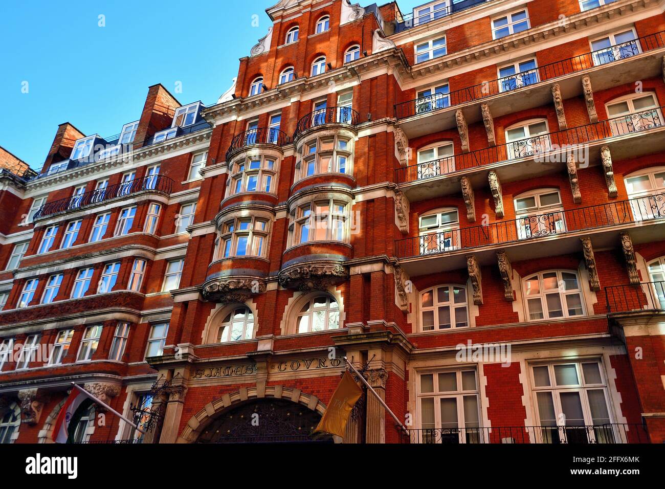 Londres, Angleterre, Royaume-Uni. L'hôtel St. James court à Victoria. Un hôtel de luxe dans le centre de Londres, près de Buckingham Palace. Banque D'Images