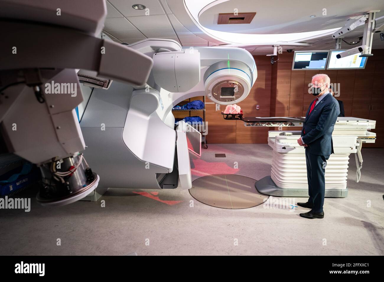 Le président Joe Biden avec un appareil d'imagerie médicale. Banque D'Images