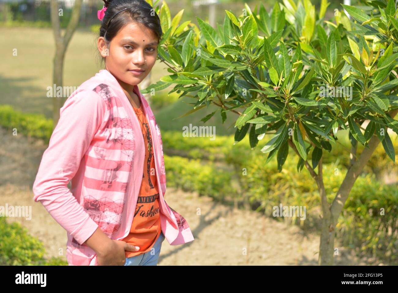 Adolescente indienne bengali portant des jeans mains sur la poche posant pour la photo dans un jardin, focalisation sélective Banque D'Images