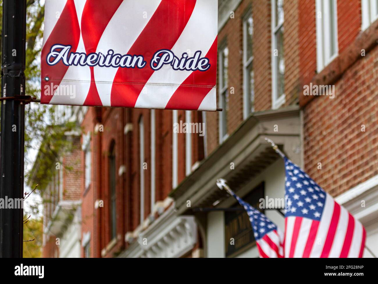Les drapeaux américains et les bannières de la fierté américaine sont visibles partout dans la ville historique d'Easton, Maryland. Une image générique pour conservateur, patriotique, mili Banque D'Images
