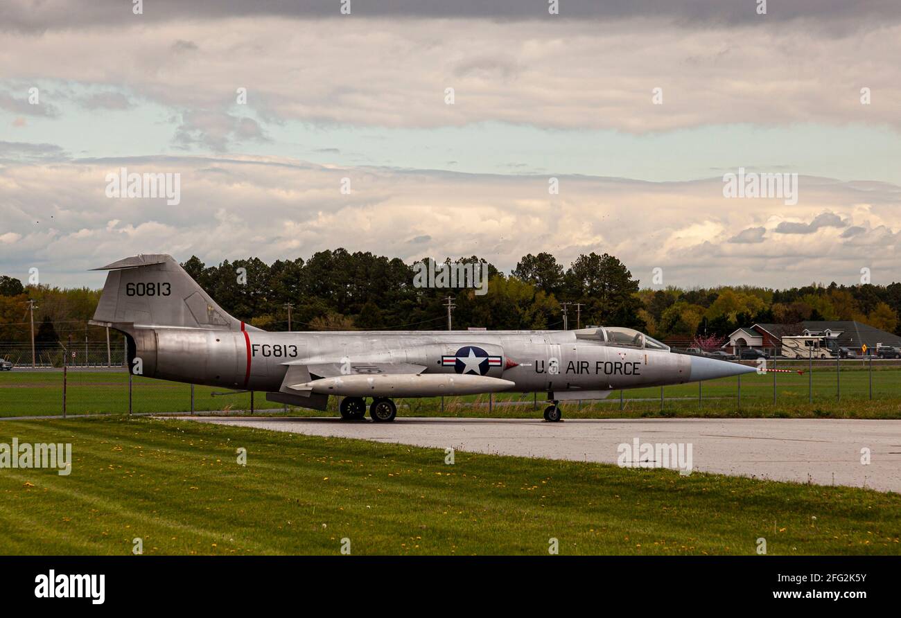 Easton, MD, USA 04-16-2021: L'un des derniers survivants du célèbre avion de chasse intercepteur de l'époque de la guerre froide Lockheed Starfighter F104A exposé à l'est Banque D'Images