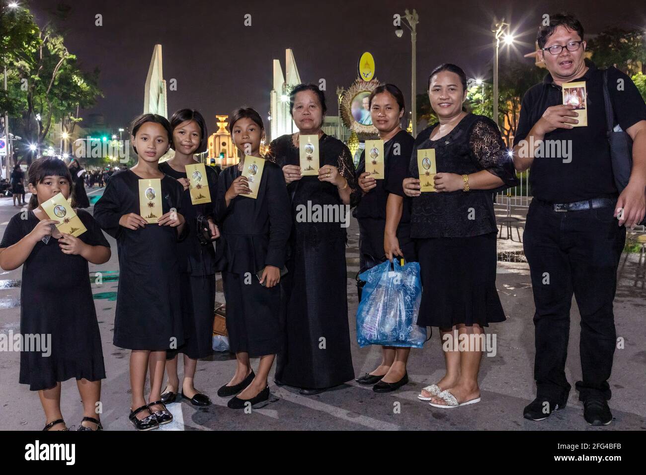 Famille de amateurs avec photo du roi Bhumibol, Rama IX, Bangkok, Thaïlande Banque D'Images