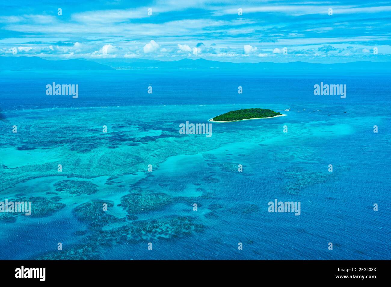 Vue panoramique sur Green Island et Arlington Reef depuis un vol panoramique en hélicoptère au-dessus de la Grande barrière de corail, Cairns, Far North Queensland, FNQ, QLD Banque D'Images