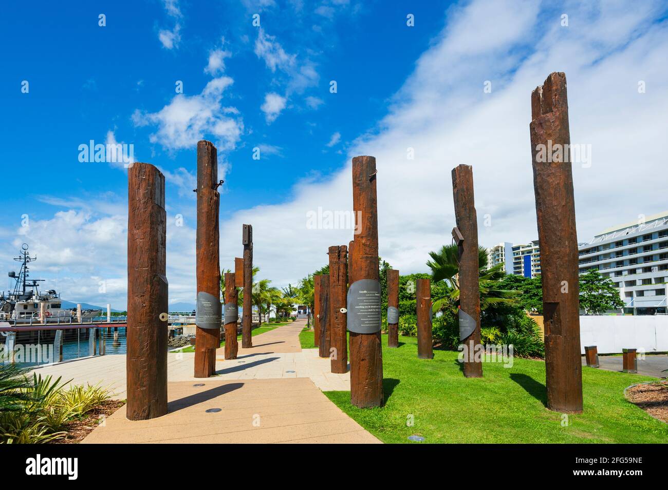 Installation d'art public d'une rangée de totems sur Marlin Wharf, Cairns, Far North Queensland, FNQ, QLD, Australie Banque D'Images