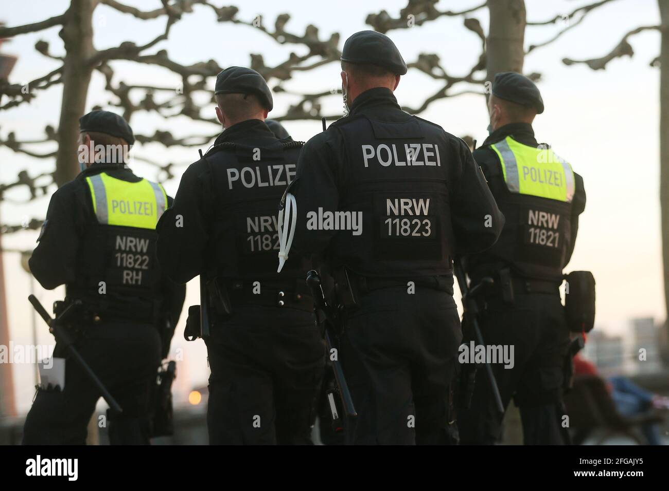 Düsseldorf, Allemagne. 24 avril 2021. Policiers d'une centaine d'escouade dans la vieille ville. En Allemagne, les gens doivent se préparer à de nouvelles restrictions Corona. Crédit : David Young/dpa/Alay Live News Banque D'Images