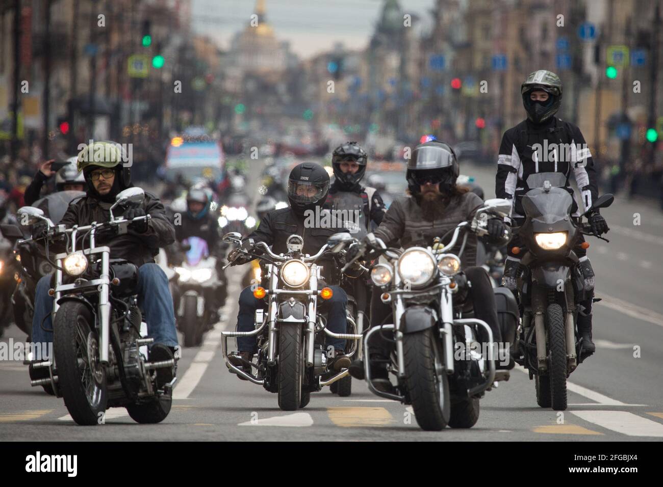 Saint-Pétersbourg, Russie. 24 avril 2021. Les motocyclistes se réunissent pour célébrer le début de la saison de la moto dans la rue Nevsky Prospect à Saint-Pétersbourg, en Russie, le 24 avril 2021. Un rassemblement a eu lieu samedi pour célébrer le début de la saison de la moto à Saint-Pétersbourg à mesure que la température augmente. Crédit: Irina Motina/Xinhua/Alamy Live News Banque D'Images